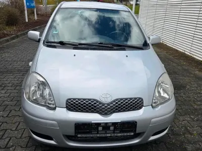 Gebraucht Toyota Yaris 60 PS (44 kW) 2005 Silber Limousine