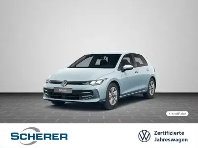 Gebraucht VW Golf VIII Life 116 PS (85 kW) 2025 Crystal ice blue metallic Limousine