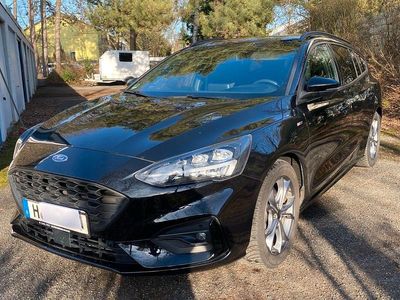 Schwarz Gebraucht 2022 Ford Focus ST-Line Limousine | 16.290 € (Fairer Preis)