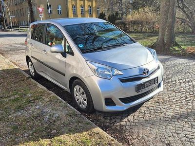 Gebraucht Toyota Verso-S Club 99 PS (72 kW) 2013 Silber Van / Kleinbus