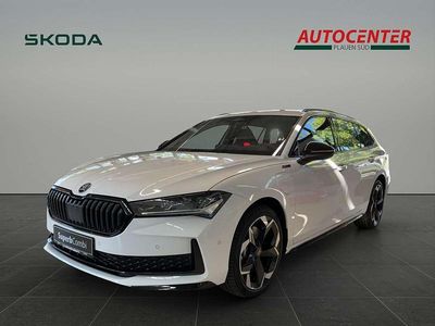 Gebraucht Skoda Superb SportLine 150 PS (110 kW) 2025 Kristallweiß uni Kombi
