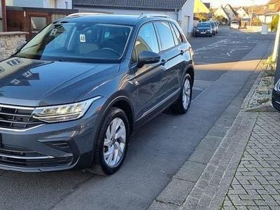 Grau Gebraucht 2021 VW Tiguan Life SUV | 24.890 € (Guter Preis)