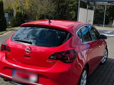 Usata Opel Astra 165 CV (121 kW) 2012 Rosso Utilitaria
