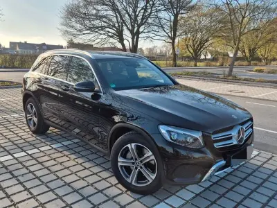 Używany Mercedes GLC250 211 KM (155 kW) 2017 Czarny SUV