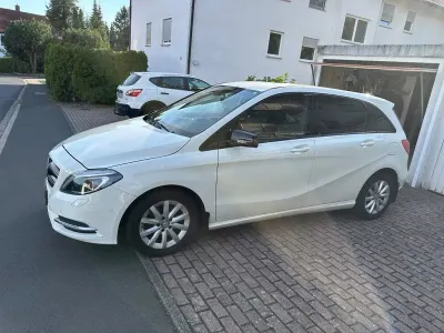 Gebraucht Mercedes B180 122 PS (89 kW) 2012 Weiß Kleinwagen