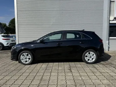 Neu Kia Ceed Comfort 101 PS (74 kW) 2025 Zilinaschwarz metallic Kleinwagen