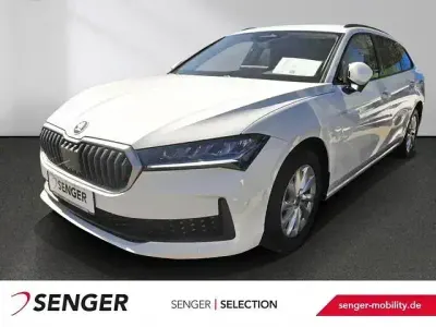 Gebraucht Skoda Superb Essence 150 PS (110 kW) 2025 Kristallweiß uni Kombi