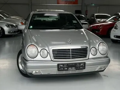 Gebraucht Mercedes E240 170 PS (125 kW) 1998 Silber Limousine