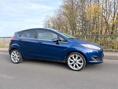 Blau Gebraucht 2014 Ford Fiesta Titanium Kleinwagen | 5.400 € (Etwas zu teuer)