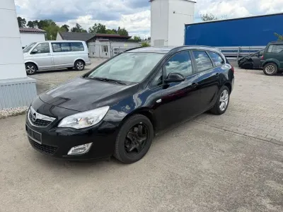 Używany Opel Astra Design Edition 125 KM (91 kW) 2011 Czarny Kombi