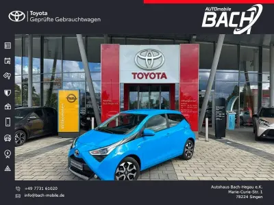 Gebraucht Toyota Aygo Basis 72 PS (52 kW) 2018 Splash cyan Kleinwagen