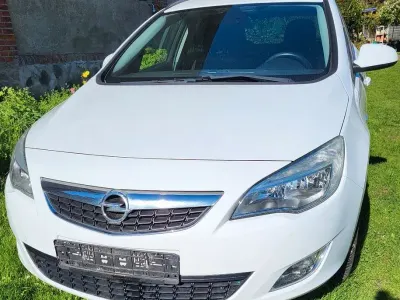 Używany Opel Astra Design Edition 110 KM (80 kW) 2011 Biały Kombi