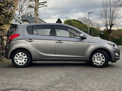 Gebraucht Hyundai i20 Edition 86 PS (63 kW) 2012 Grau Kleinwagen