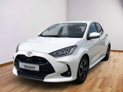 Neu Toyota Yaris Hybrid Team 116 PS (85 kW) 2025 Schneeweiss Limousine