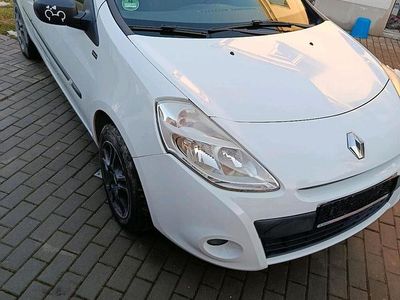Gebraucht Renault Clio III 75 PS (55 kW) 2013 Weiß Limousine