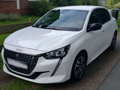 Gebraucht Peugeot 208 Allure 102 PS (75 kW) 2023 Weiß Kleinwagen
