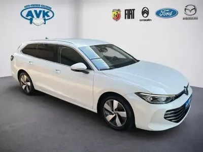 Gebraucht VW Passat Elegance 150 PS (110 kW) 2024 Oryxweiss Kombi