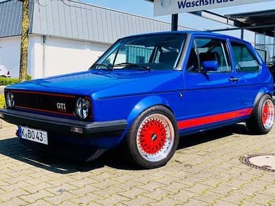 Begagnad VW Golf I GTI 190 HK (139 kW) 1983 Blå Halvkombi