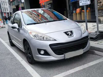 Gebraucht Peugeot 207 Tendance 68 PS (50 kW) 2011 Grau Kleinwagen