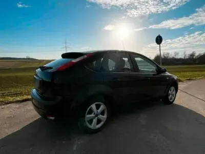 Używany Ford Focus Trend 145 KM (106 kW) 2005 Czarny Sedan/Limuzyna
