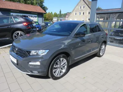 Gebraucht VW T-Roc United 150 PS (110 kW) 2021 Uranograu/cinza urano (metallic) SUV