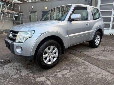 Gebraucht Mitsubishi Pajero Intense 200 PS (147 kW) 2009 Cool silver SUV
