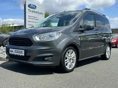 Gebraucht Ford Tourneo Courier Titanium 101 PS (74 kW) 2017 Grau Van / Kleinbus