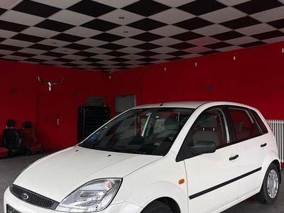 Usata Ford Fiesta 80 CV (58 kW) 2003 Bianco Utilitaria