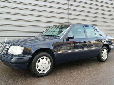 Blau Gebraucht 1994 Mercedes E300 Limousine | 19.990 €