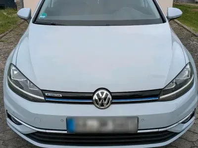 Gebraucht VW Golf VII Highline 131 PS (96 kW) 2019 Weiß Limousine