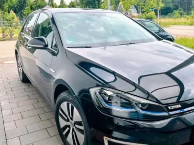 Gebraucht VW e-Golf 100 kW (136 PS) 2020 Schwarz Kleinwagen