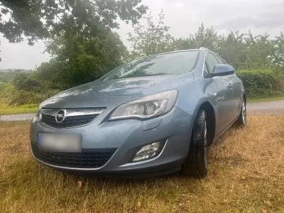 Gebraucht Opel Astra 115 PS (84 kW) 2011 Blau Kombi