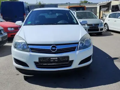 Używany Opel Astra Basis 90 KM (66 kW) 2009 Biały Sedan/Limuzyna