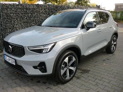 Grau Gebraucht 2024 Volvo XC40 Plus SUV | 35.990 € (Fairer Preis)
