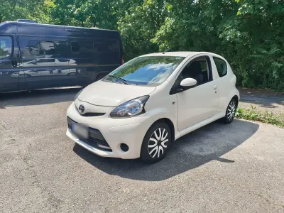 Gebraucht Toyota Aygo 69 PS (50 kW) 2012 Weiß Kleinwagen