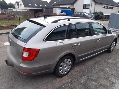 Gebraucht Skoda Superb Family 105 PS (77 kW) 2011 Grau Kombi