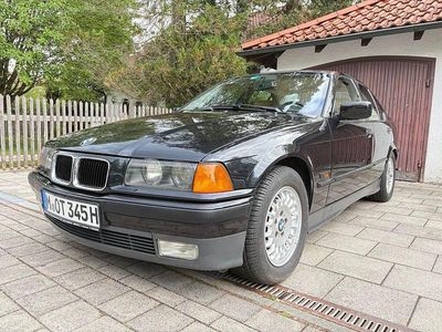 Schwarz Gebraucht 1994 BMW 325 Sport Line Limousine | 17.999 €