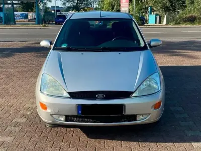 Usado Ford Focus 116 CV (85 kW) 2000 Plateado Utilitario