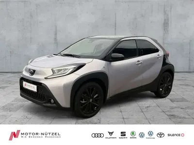 Neu Toyota Aygo X Edition 72 PS (52 kW) 2025 Light purple (9ae)/ black mica SUV