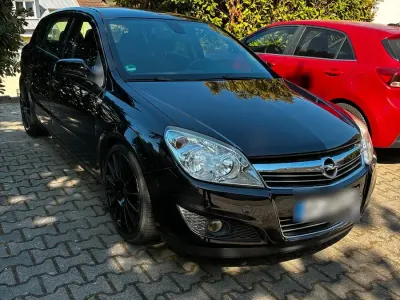 Begagnad Opel Astra 116 HK (85 kW) 2007 Svart Sedan