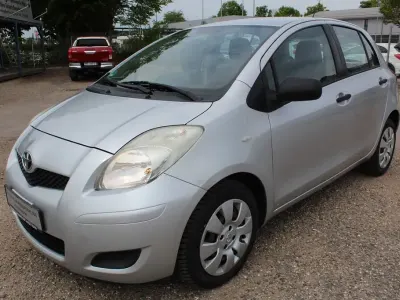 Używany Toyota Yaris 69 KM (50 kW) 2009 Srebrny Hatchback