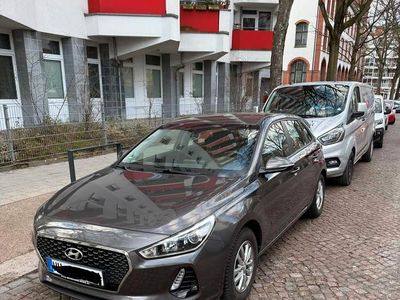 Gebraucht Hyundai i30 Select 110 PS (80 kW) 2018 Braun Limousine
