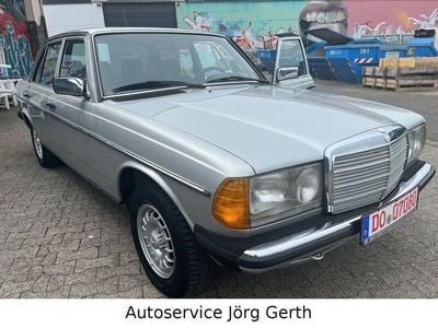 Gebraucht Mercedes 200 109 PS (80 kW) 1984 Silber Limousine