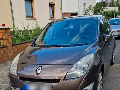 Gebraucht Renault Mégane 160 PS (117 kW) 2010 Braun Van / Kleinbus