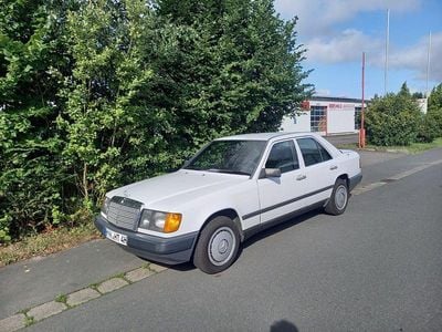 Weiß Gebraucht 1985 Mercedes E230 Limousine | 5.500 €