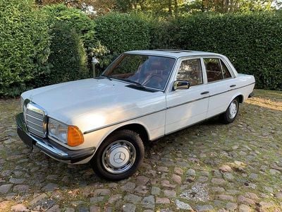 Gebraucht Mercedes 240 72 PS (52 kW) 1980 Weiß Limousine