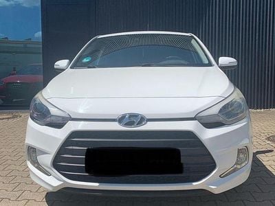 Gebraucht Hyundai i20 Trend 101 PS (74 kW) 2015 Weiß Coupé