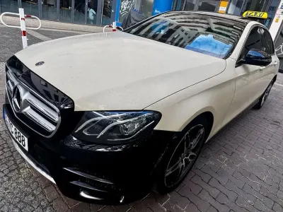Usado Mercedes E220 AMG line 194 CV (142 kW) 2017 Negro Berlina
