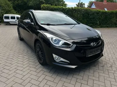 Gebraucht Hyundai i40 Edition 135 PS (99 kW) 2014 Phantom black / mic Kombi