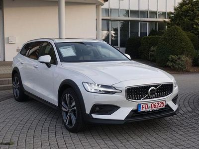 Weiss Gebraucht 2024 Volvo V60 CC Ultimate Kombi | 48.990 €